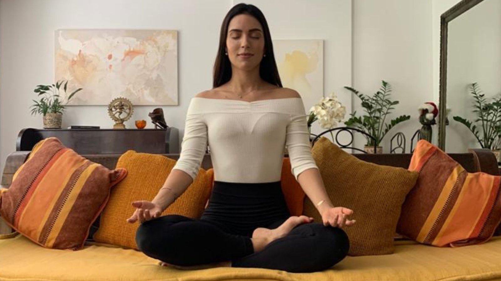 Atriz Ana Cecília meditando
divulgação