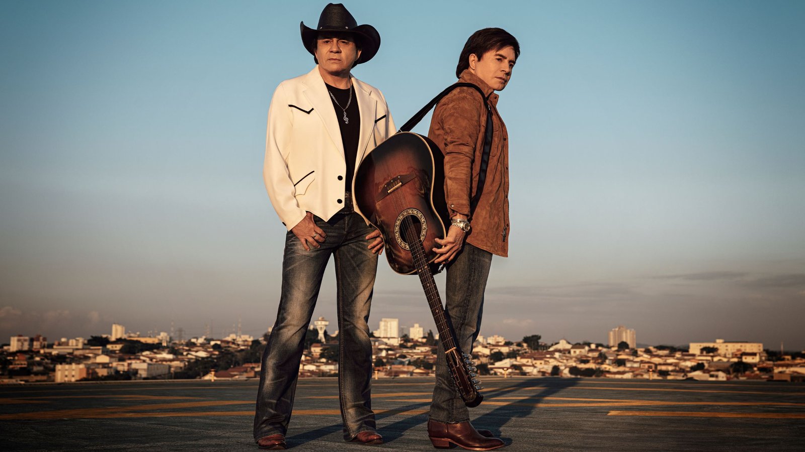 Fenômeno sertanejo: Chitãozinho & Xororó celebram 7º Grammy e arrastam multidões em navio temático!"