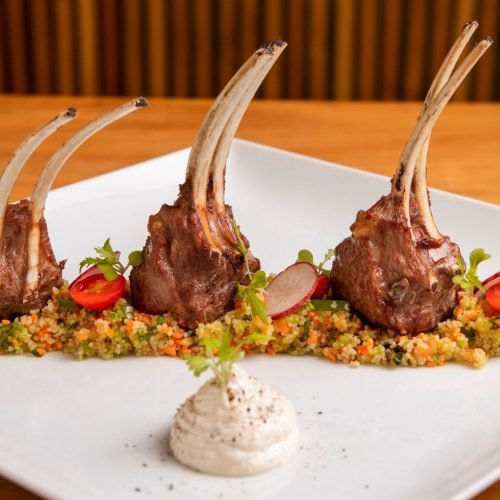 Aprenda o prato “Carré e couscous marroquino” do D’autore, casa especializada em alta gastronomia 