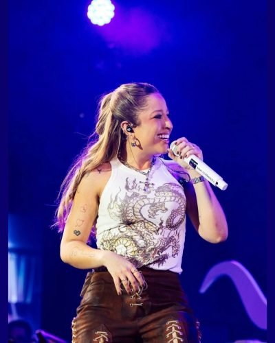 Mari Fernandez surpreende e lança clipes gravados no meio da multidão na Expocrato
