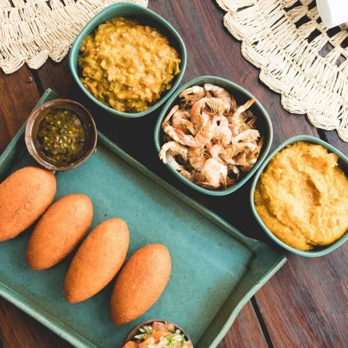 Acarajé com Vatapá, Caruru, Vinagrete e Camarão” é uma deliciosa sugestão para os apreciadores da gastronomia baiana- Receita