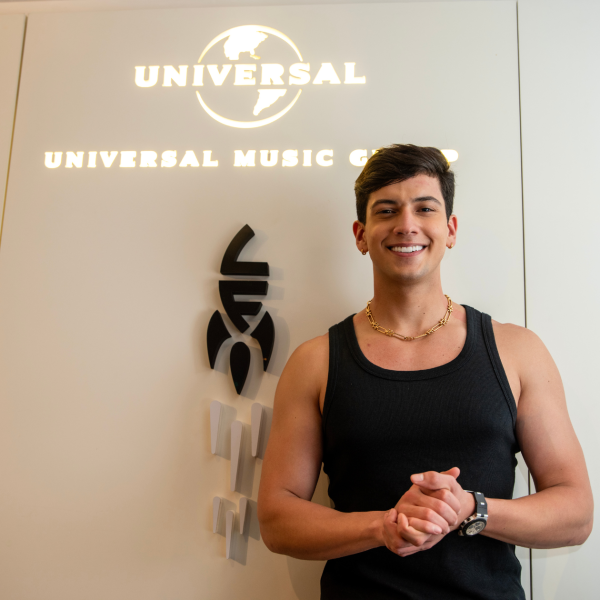 O ano explosivo de Léo Foguete: prêmios, novela global e contrato com a Universal Music Brasil