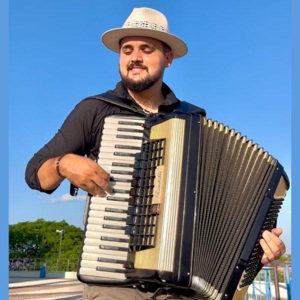 Sanfoneiro paraibano Artur di Sousa conquista espaço no Cariri cearense