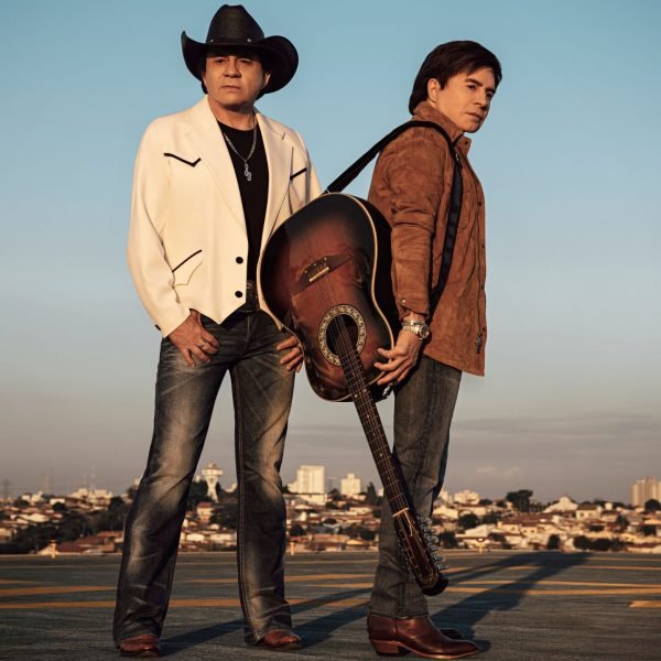 Fenômeno sertanejo: Chitãozinho & Xororó celebram 7º Grammy e arrastam multidões em navio temático!"